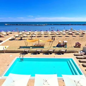Hotel & Me
